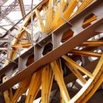 Une terrasse au premier étage de la tour Eiffel pendant l’été