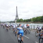 Arrivée du Tour de France sur les Champs en soirée