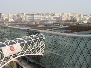 Au sommet du centre commercial de Beaugrenelle, 7000 m2 de toiture végétalisée ont été in